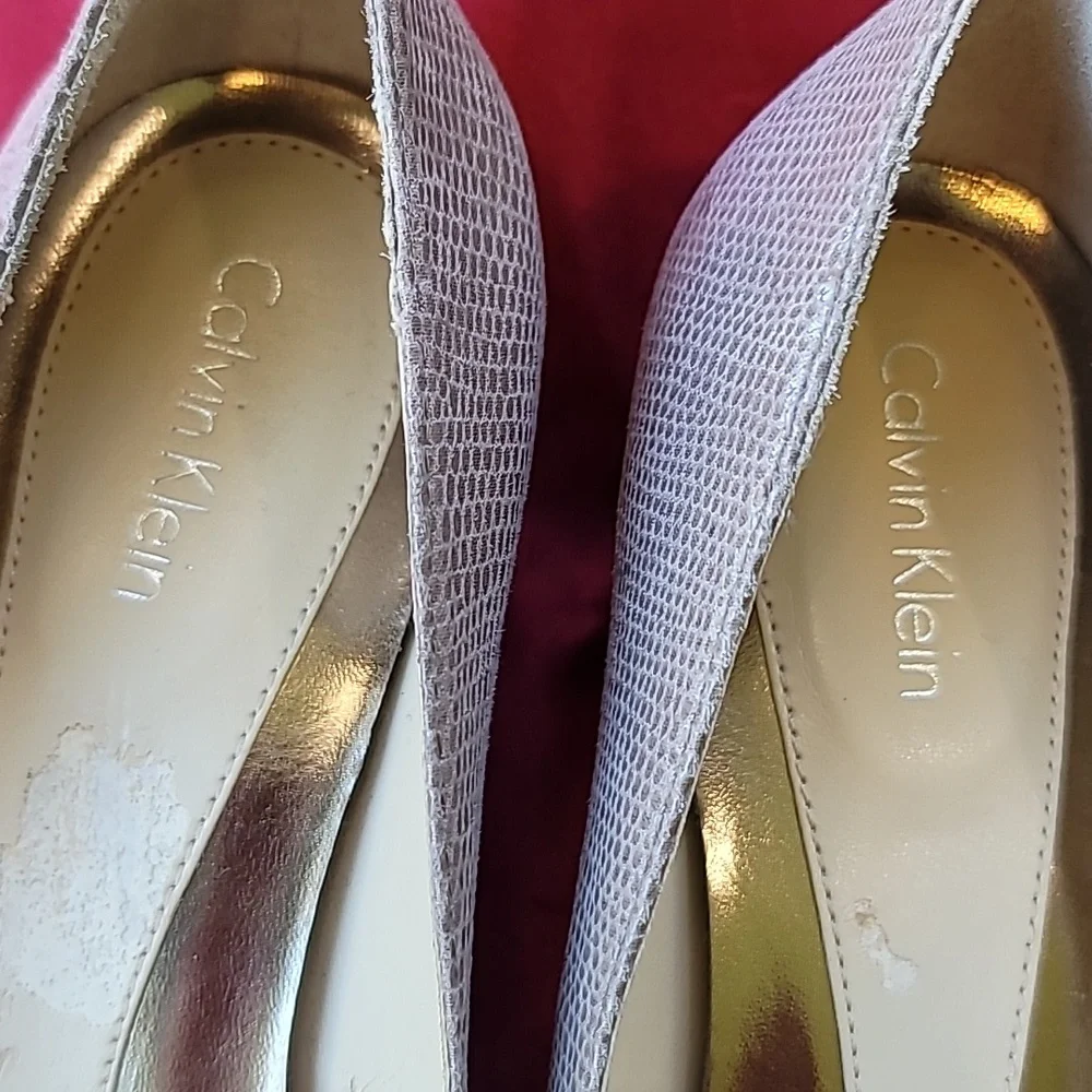CALVIN KLEIN sz8.5 SUE Neutral Wedge pump peeptoe patent w snake detail